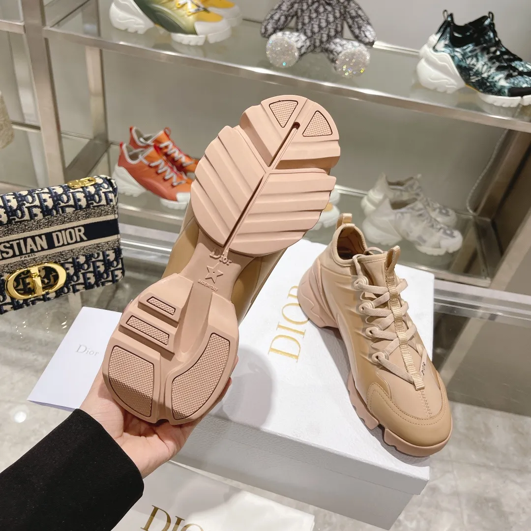 👟👟Ex-factory price 460👟👟 Dior sports dad shoes, your ideal high-end quality customization, a new product created by Crusie “J’ADI*R” at the first major show of Paris Fashion Week‼ ️Molded from the original board, all details are welcome to be appraised and compared 🔥 Upper: Original imported customized Lycra surface with soft silk cowhide Inner: soft, comfortable and breathable Foot pads: cowhide injection molded feet, original molded color matching Logo webbing Original molded 3D film combination Original molded anti-slip combination outsole! Original packaging consistent! Number of yards: 35-41 yards (custom-made sizes 41 are non-refundable)